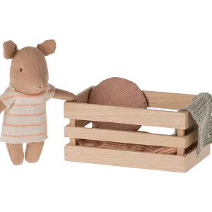 Maialina con lettino in legno